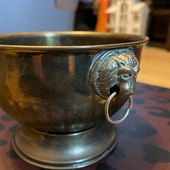 Vintage brass bowl with Lion accents - Picture 3 of 5